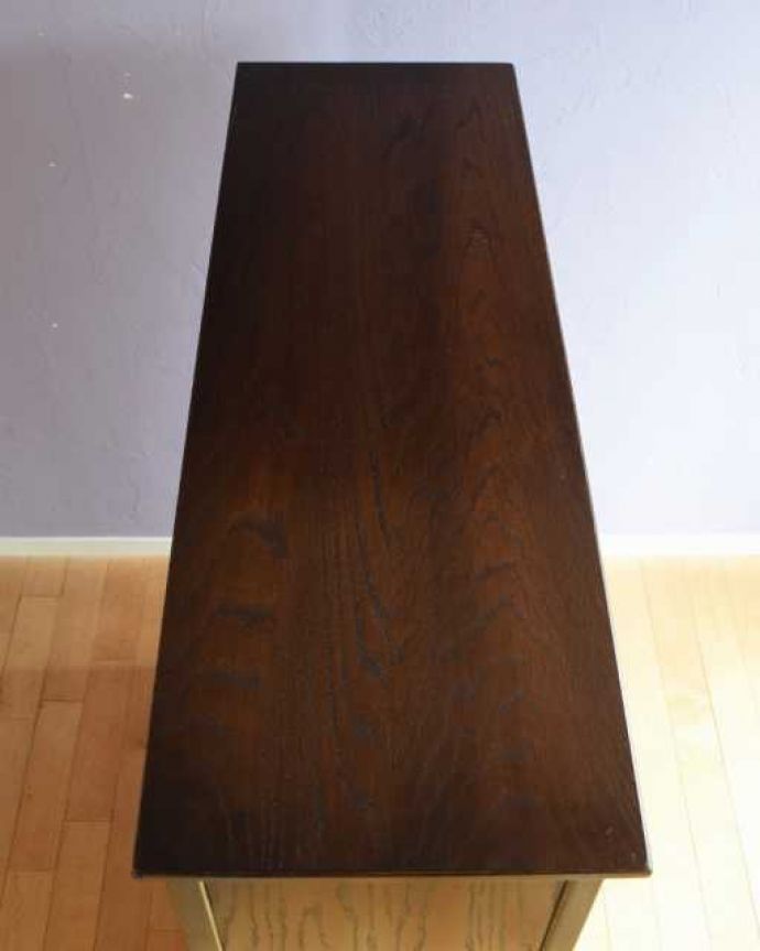 アンティークのキャビネット アンティーク家具 英国スタイルのアンティーク家具、オープン棚のブックシェルフ(本棚)。天板もピカピカです。(k-2724-f)