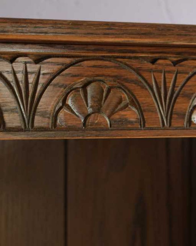 アンティークのキャビネット アンティーク家具 英国スタイルのアンティーク家具、オープン棚のブックシェルフ(本棚)。惚れ惚れしちゃう美しさこんなに堅い無垢材に一体どうやって彫ったんだろう?と不思議になるくらい細かい彫にうっとりです。(k-2724-f)