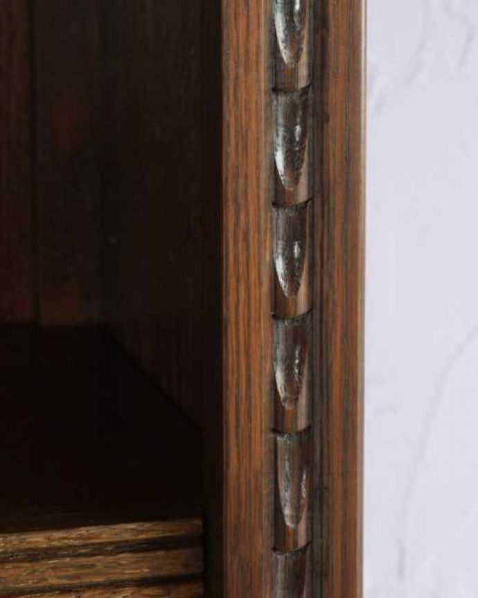 アンティークのキャビネット アンティーク家具 英国スタイルのアンティーク家具、オープン棚のブックシェルフ(本棚)。いろんな場所にこだわり彫のデザインもいろいろです。(k-2724-f)