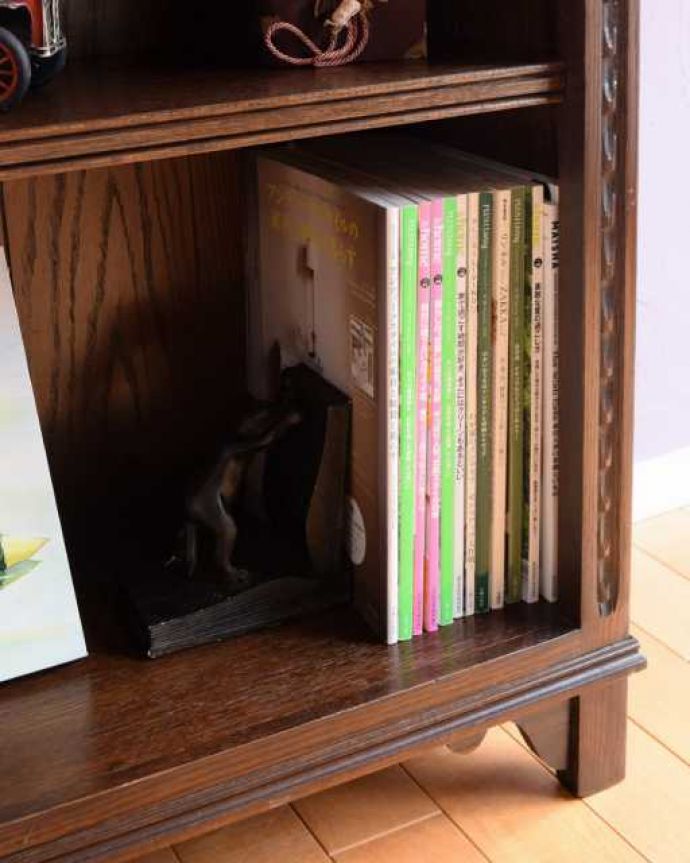 アンティークのキャビネット アンティーク家具 英国スタイルのアンティーク家具、オープン棚のブックシェルフ(本棚)。たっぷり収納出来ちゃう優れものA4サイズの雑誌までしっかり収納できるので、いろんなものを入れて自由に使って下さい。(k-2724-f)