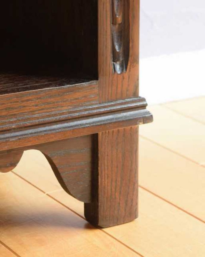 アンティークのキャビネット アンティーク家具 英国スタイルのアンティーク家具、オープン棚のブックシェルフ(本棚)。女性1人でラクラク運べちゃう仕掛けHandleのアンティークは、脚の裏にフェルトキーパーをお付けしています。(k-2724-f)