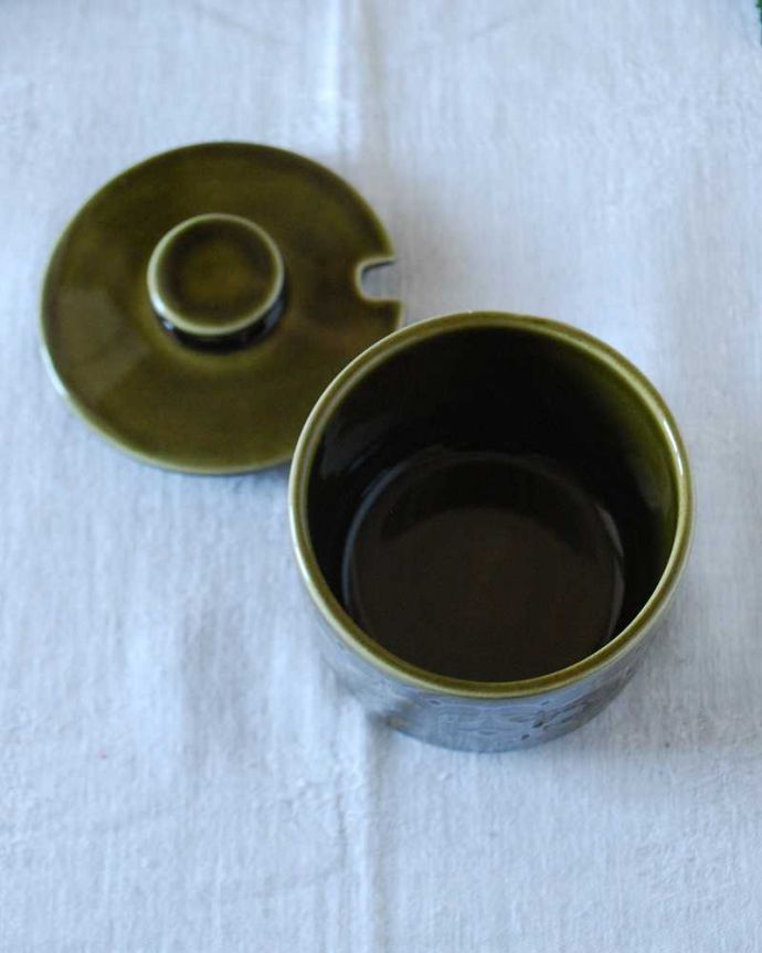 Hornsea（ホーンジー）　アンティーク雑貨　ホーンジーのアンティークのシュガーポット、「エアルーム」レイクランドグリーン。上からのぞいてみると･･･アンティークのため、多少の欠け・傷がある場合がありますが、使用上問題がないものだけを選んできたので、ご了承下さい。(k-2724-z)