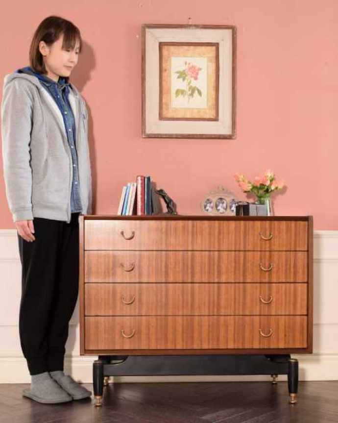 G-PLAN(Gプラン) アンティーク家具 G-PLANのビンテージ家具、トラー&ブラックの4段チェスト。スッキリとしたカッコよさが魅力北欧スタイルのチェストは、やっぱり見た目がカッコいい!シンプルなのでどんなお部屋にも似合います。(k-2725-f)