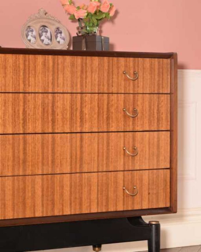 G-PLAN(Gプラン) アンティーク家具 G-PLANのビンテージ家具、トラー&ブラックの4段チェスト。見えない所もこだわっていますヴィンテージの家具は年代が若いので簡単な修復だけでも使えちゃうんだけれど、長く使って頂けるように、見えない部分もしっかりこだわって修復しています。(k-2725-f)