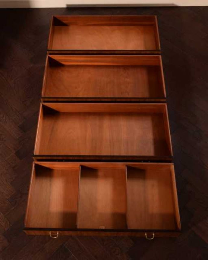 G-PLAN(Gプラン) アンティーク家具 G-PLANのビンテージ家具、トラー&ブラックの4段チェスト。引き出しの中もキレイに修復しました。(k-2725-f)