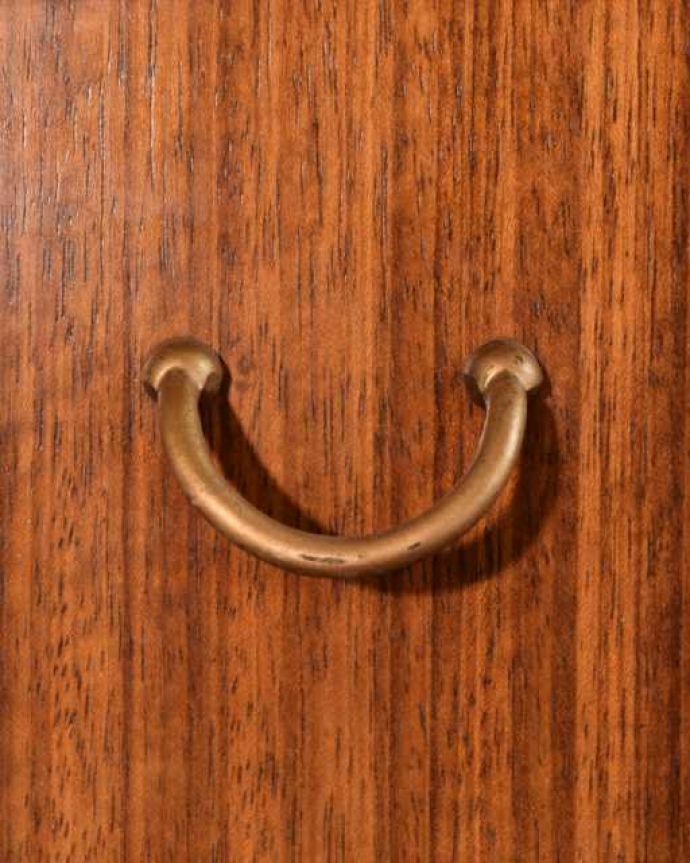 G-PLAN(Gプラン) アンティーク家具 G-PLANのビンテージ家具、トラー&ブラックの4段チェスト。カッコいい取っ手もデザインの一部デザインの一部になっているカッコいい取っ手。(k-2725-f)