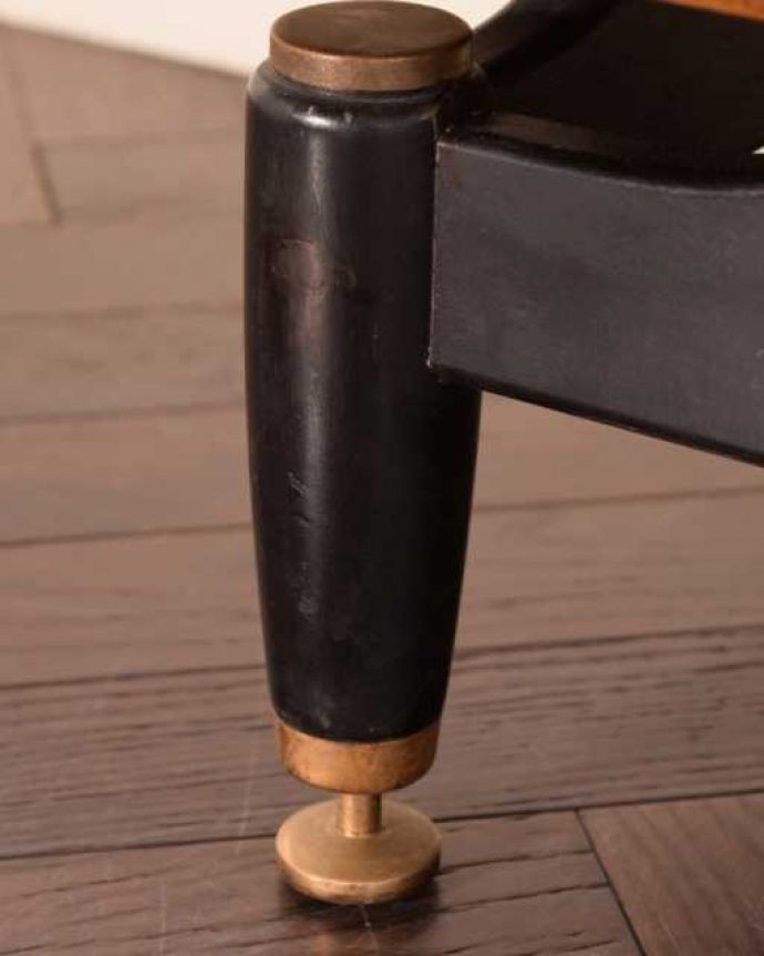 G-PLAN(Gプラン) アンティーク家具 G-PLANのビンテージ家具、トラー&ブラックの4段チェスト。女性1人でラクラク運べちゃう仕掛けHandleのアンティークは、脚の裏にフェルトキーパーをお付けしています。(k-2725-f)