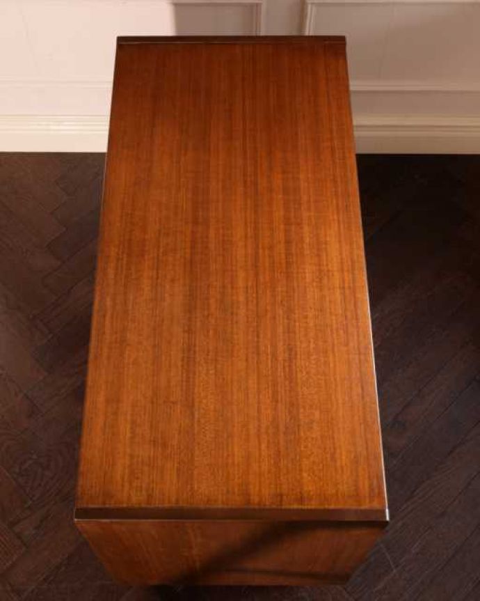 G-PLAN(Gプラン) アンティーク家具 G-PLANのビンテージ家具、トラー&ブラックの4段チェスト。上から見ると・・・天板はこんな感じです。(k-2725-f)