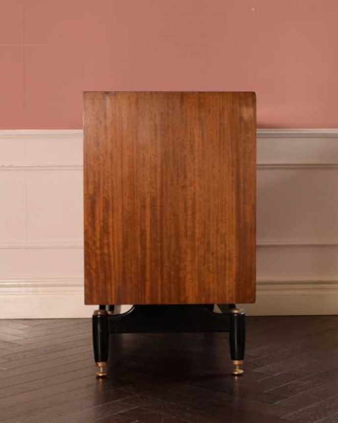 G-PLAN(Gプラン) アンティーク家具 G-PLANのビンテージ家具、トラー&ブラックの4段チェスト。横から見てもスッキリシンプルだからこそ、どこから見てもカッコいいようにしっかりお直ししました。(k-2725-f)