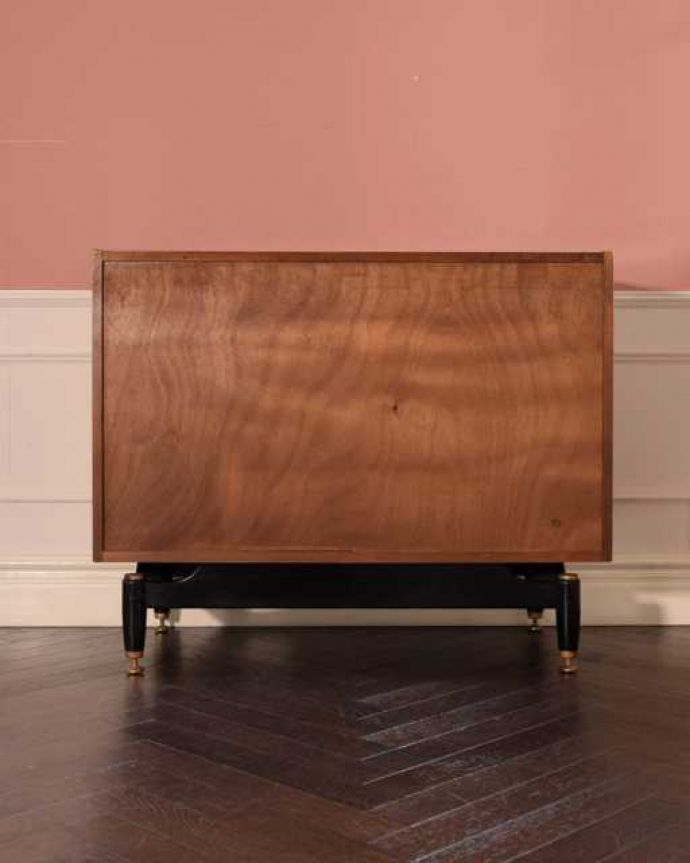 G-PLAN(Gプラン) アンティーク家具 G-PLANのビンテージ家具、トラー&ブラックの4段チェスト。修復してあるので後ろ姿もキレイです。(k-2725-f)