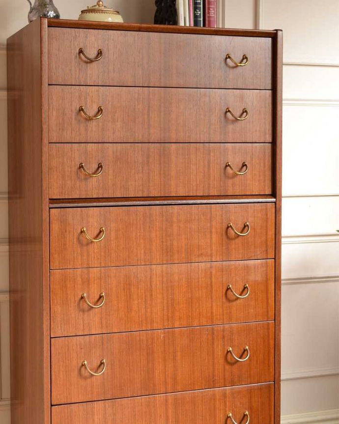 G-PLAN(Gプラン) アンティーク家具 北欧のビンテージ家具、G-PLANのTola&Blackのチェスト。見えない所もこだわっていますヴィンテージの家具は年代が若いので簡単な修復だけでも使えちゃうんだけれど、長く使って頂けるように、見えない部分もしっかりこだわって修復しています。(k-2726-f)