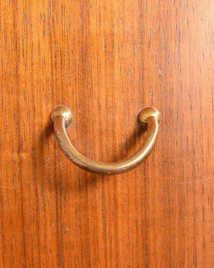 G-PLAN(Gプラン) アンティーク家具 北欧のビンテージ家具、G-PLANのTola&Blackのチェスト。カッコいい取っ手もデザインの一部デザインの一部になっているカッコいい取っ手。(k-2726-f)