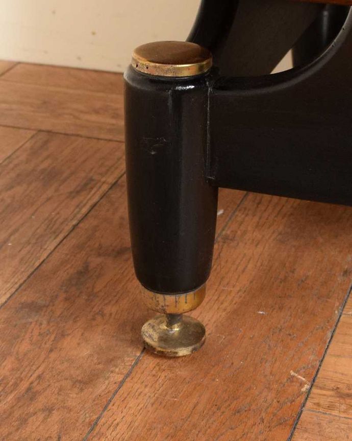 G-PLAN(Gプラン) アンティーク家具 北欧のビンテージ家具、G-PLANのTola&Blackのチェスト。女性1人でラクラク運べちゃう仕掛けHandleのアンティークは、脚の裏にフェルトキーパーをお付けしています。(k-2726-f)