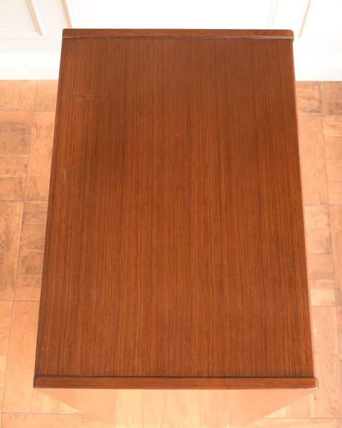 G-PLAN(Gプラン) アンティーク家具 北欧のビンテージ家具、G-PLANのTola&Blackのチェスト。上から見ると・・・天板はこんな感じです。(k-2726-f)