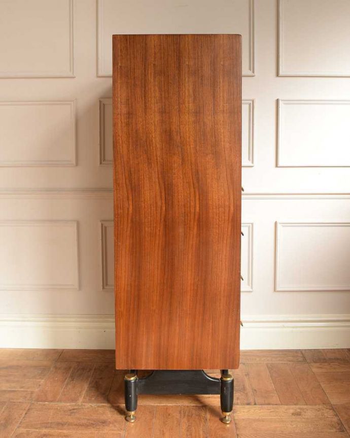 G-PLAN(Gプラン) アンティーク家具 北欧のビンテージ家具、G-PLANのTola&Blackのチェスト。横から見てもスッキリシンプルだからこそ、どこから見てもカッコいいようにしっかりお直ししました。(k-2726-f)