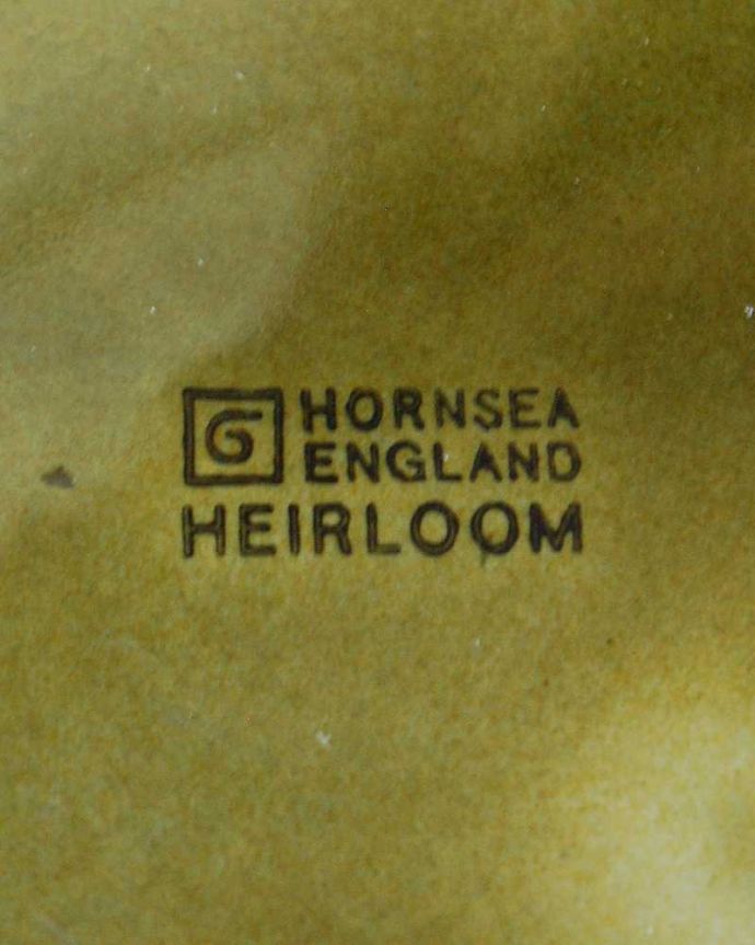 Hornsea（ホーンジー）　アンティーク雑貨　ホーンジーのアンティークのポット、「エアルーム」レイクランドグリーン。裏側には品質の証製造メーカー保証の意味がこもった窯印、ポーセリンマークがあります。(k-2726-z)