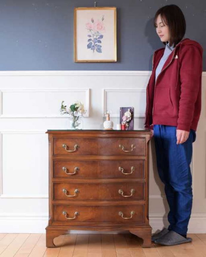 アンティークのチェスト　アンティーク家具　高級なマホガニー材を使った４段チェスト、英国輸入のアンティーク家具。大人の雰囲気漂う人気の英国チェストシンプルなデザインだからこそ木目の美しさが際立つチェスト。(k-2727-f)