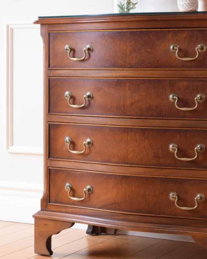アンティークのチェスト　アンティーク家具　高級なマホガニー材を使った４段チェスト、英国輸入のアンティーク家具。アンティークだから手に入る質の良さ現代では手に入れることが出来ない質のいい素材が使われているのもアンティーク家具の特長。(k-2727-f)