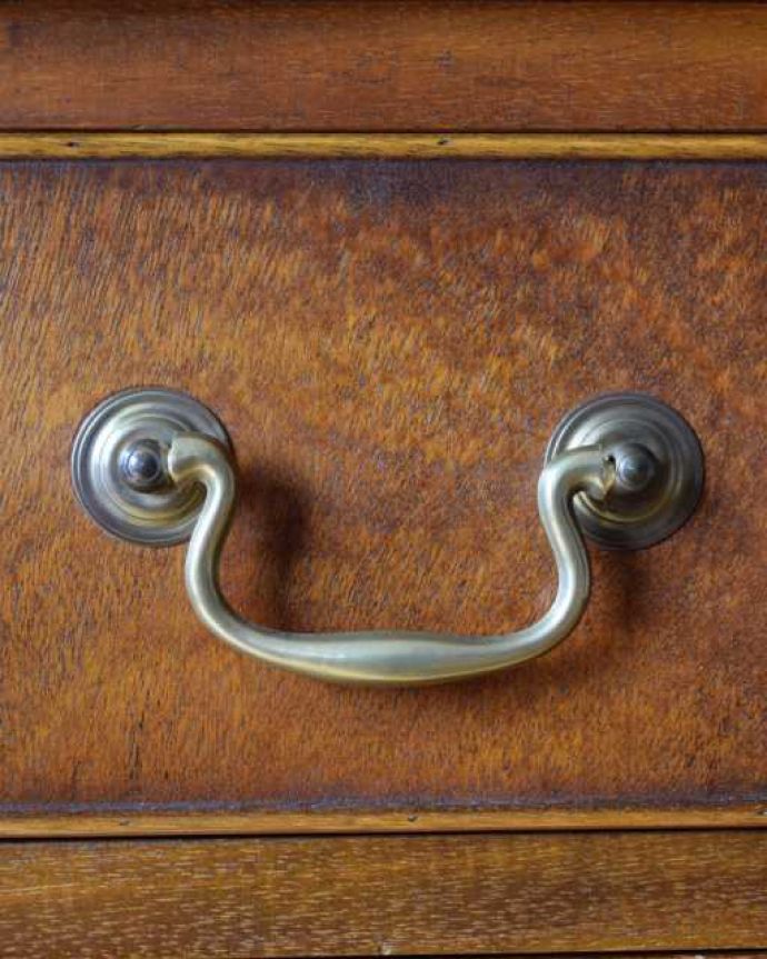 アンティークのチェスト　アンティーク家具　高級なマホガニー材を使った４段チェスト、英国輸入のアンティーク家具。アンティークらしい取っ手アンティーク家具は取っ手のデザインまで、なんだか高級感があるんですよね。(k-2727-f)