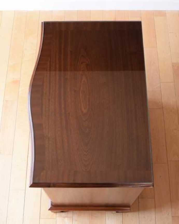 アンティークのチェスト　アンティーク家具　高級なマホガニー材を使った４段チェスト、英国輸入のアンティーク家具。ピカピカに仕上げましたHandleでは修復の時、天板の塗装も一度剥離してキレイに仕上げました。(k-2727-f)