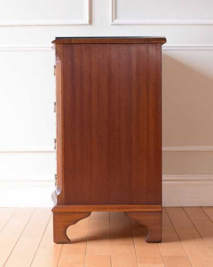 アンティークのチェスト　アンティーク家具　高級なマホガニー材を使った４段チェスト、英国輸入のアンティーク家具。横顔もキレイですどこから見られても絵になるスタイル。(k-2727-f)