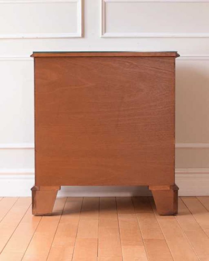 アンティークのチェスト　アンティーク家具　高級なマホガニー材を使った４段チェスト、英国輸入のアンティーク家具。後ろ姿も見て下さいアンティークは新品ではないので、もちろん経年変化によるキズはありますが、専門の職人が修復しました。(k-2727-f)