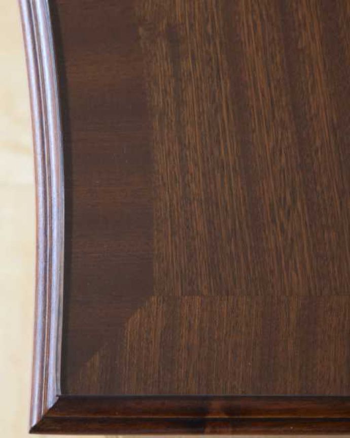 アンティークのチェスト　アンティーク家具　高級なマホガニー材を使った４段チェスト、英国輸入のアンティーク家具。天板を近づいてみると…アンティークだから手に入れることが出来る天板に使われている銘木の美しさにうっとりです。(k-2727-f)