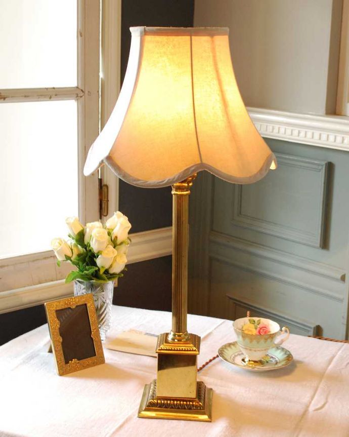 スタンドライト　照明・ライティング　イギリス輸入ゴールドのアンティークテーブルランプ(１灯)（B22シャンデリア球付）。。(k-2727-z)