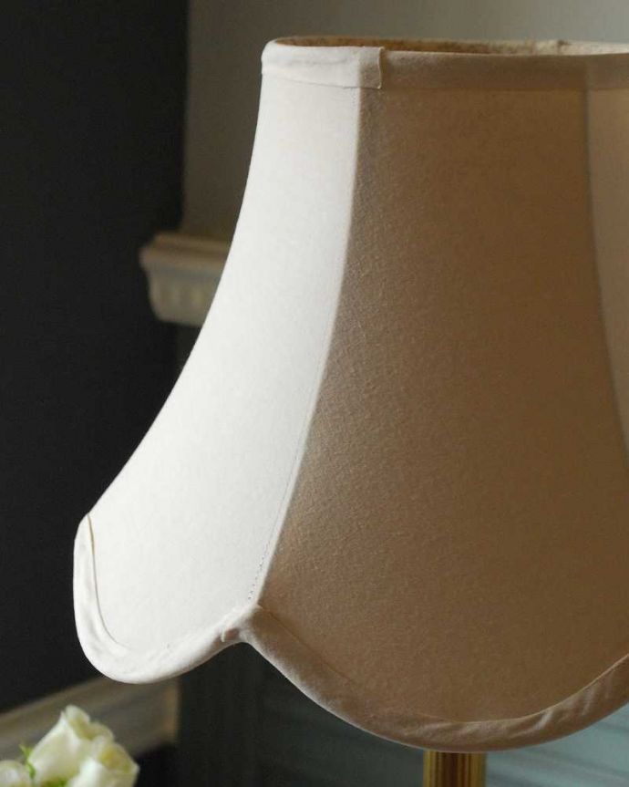 スタンドライト　照明・ライティング　イギリス輸入ゴールドのアンティークテーブルランプ(１灯)（B22シャンデリア球付）。。(k-2727-z)