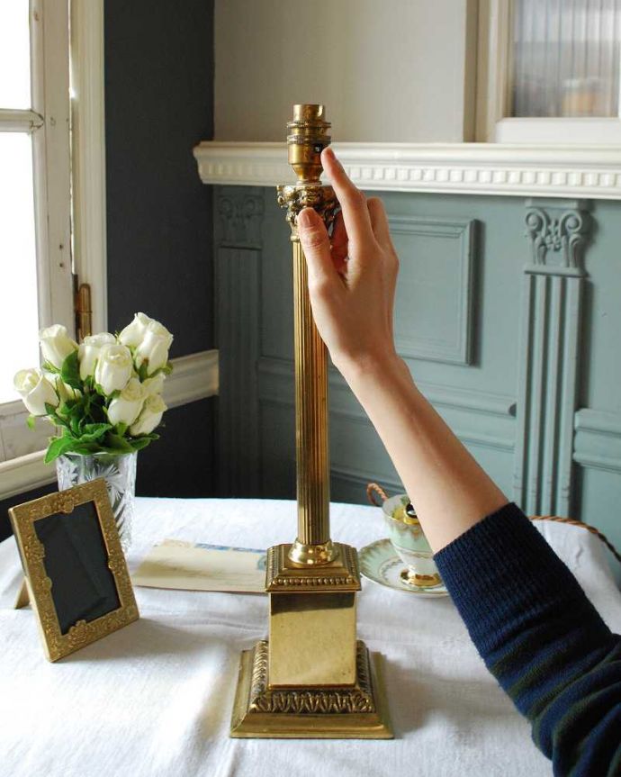 スタンドライト　照明・ライティング　イギリス輸入ゴールドのアンティークテーブルランプ(１灯)（B22シャンデリア球付）。。(k-2727-z)