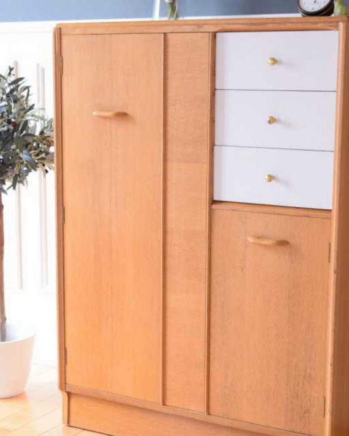 G-PLAN(Gプラン) アンティーク家具 一台で3役!とってもめずらしいG-PLANのヴィンテージキャビネット(ワードローブ)。アンティークらしい木目が魅力シンプルなデザインだからこそ木目の美しさが際立ちます。(k-2728-f)