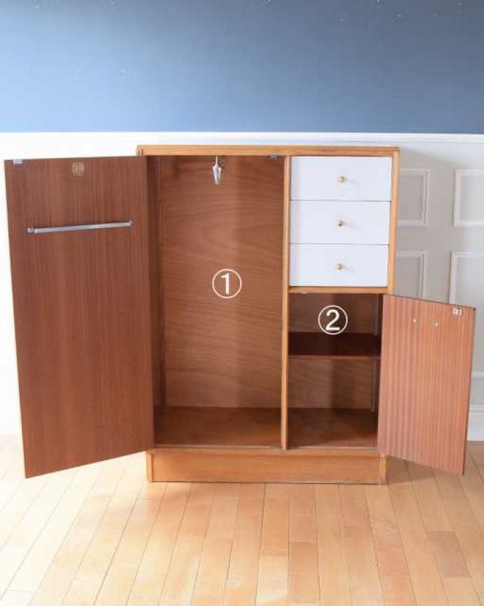 G-PLAN(Gプラン) アンティーク家具 一台で3役!とってもめずらしいG-PLANのヴィンテージキャビネット(ワードローブ)。扉を開けて中を見ると・・・こんな感じで、たっぷり収納できます。(k-2728-f)