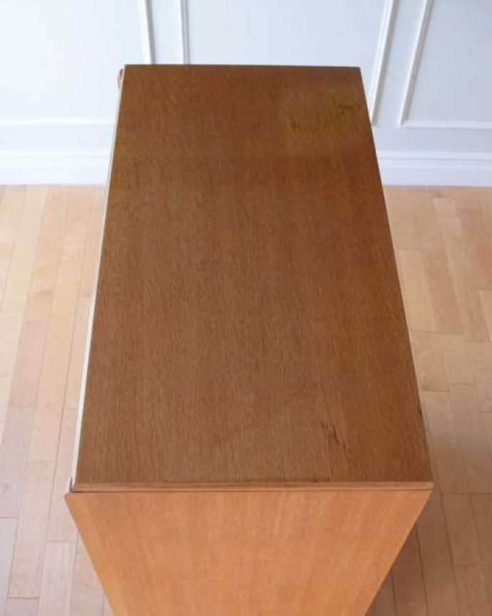 G-PLAN(Gプラン) アンティーク家具 一台で3役!とってもめずらしいG-PLANのヴィンテージキャビネット(ワードローブ)。天板の塗装もキレイに仕上げましたヴィンテージの家具は年代が若いので修復方法も様々。(k-2728-f)