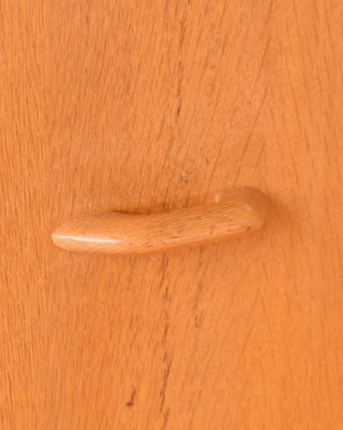 G-PLAN(Gプラン) アンティーク家具 一台で3役!とってもめずらしいG-PLANのヴィンテージキャビネット(ワードローブ)。クールに決まるオシャレな取っ手取っ手のデザインもカッコいい!こんなところがアンティークらしさです。(k-2728-f)