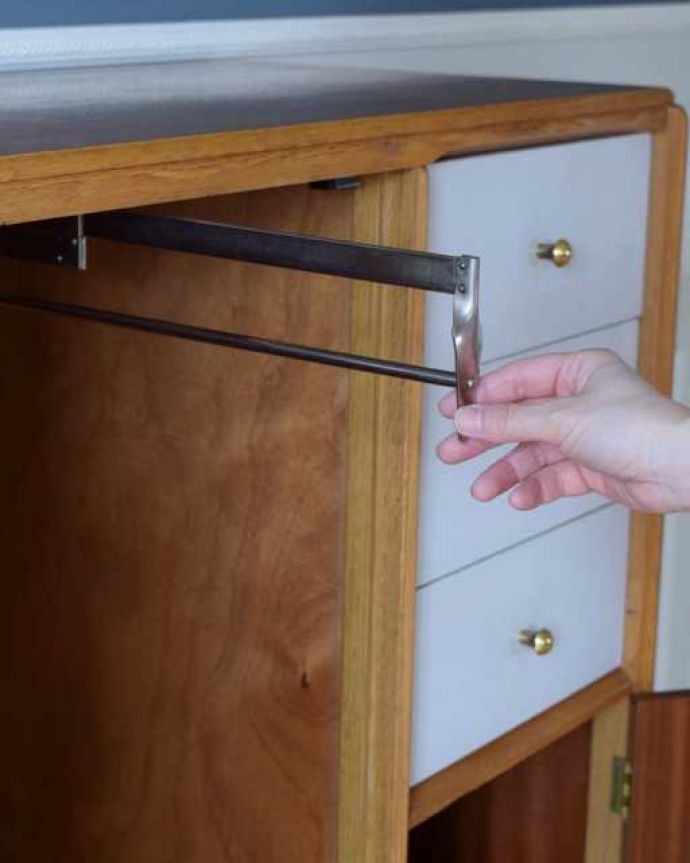 G-PLAN(Gプラン) アンティーク家具 一台で3役!とってもめずらしいG-PLANのヴィンテージキャビネット(ワードローブ)。スライドしますスライド式のハンガーが付いているので、便利に使うことができます。(k-2728-f)