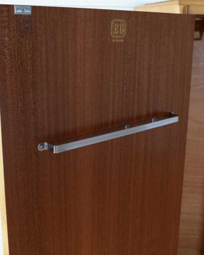 G-PLAN(Gプラン) アンティーク家具 一台で3役!とってもめずらしいG-PLANのヴィンテージキャビネット(ワードローブ)。バーが付いています。(k-2728-f)