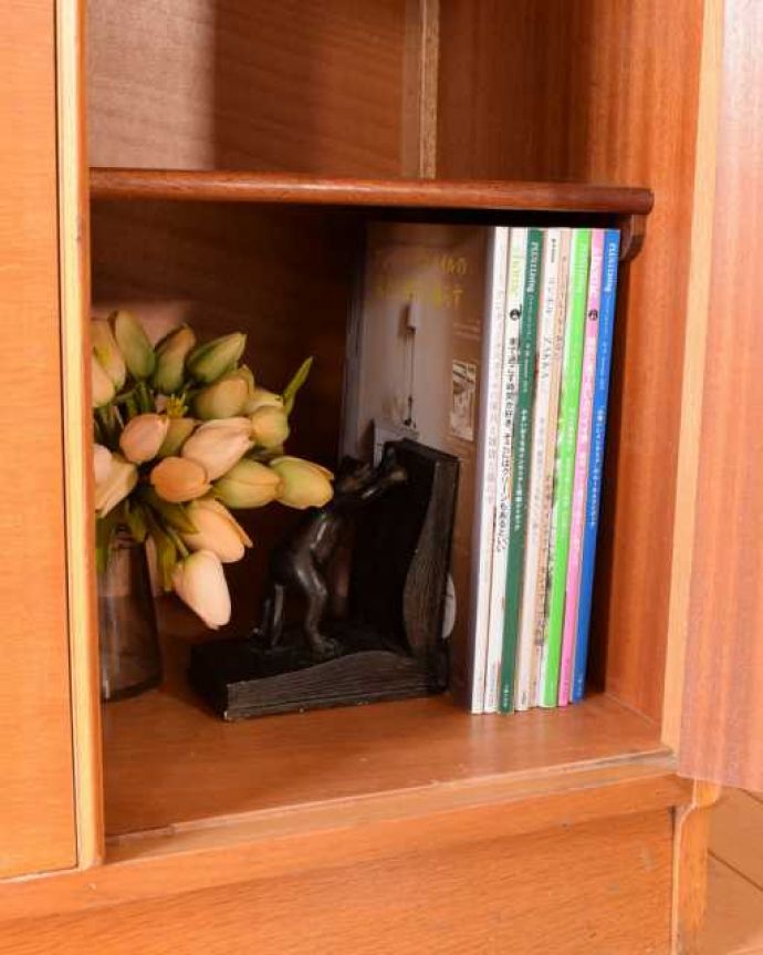 G-PLAN(Gプラン) アンティーク家具 一台で3役!とってもめずらしいG-PLANのヴィンテージキャビネット(ワードローブ)。扉の中は収納たっぷりA4サイズの雑誌までしっかり収納出来ちゃう大きさ。(k-2728-f)