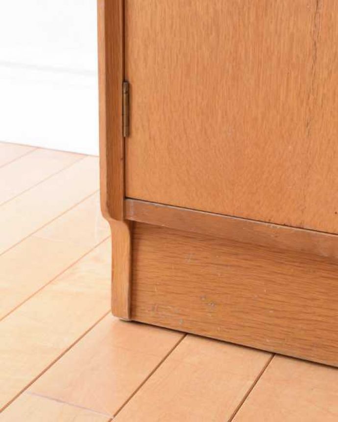 G-PLAN(Gプラン) アンティーク家具 一台で3役!とってもめずらしいG-PLANのヴィンテージキャビネット(ワードローブ)。女性でも運べちゃう理由は・・・Handleのアンティークは、脚の裏にフェルトキーパーをお付けしていますので、重い家具でも床を滑らせて移動出来ます。(k-2728-f)