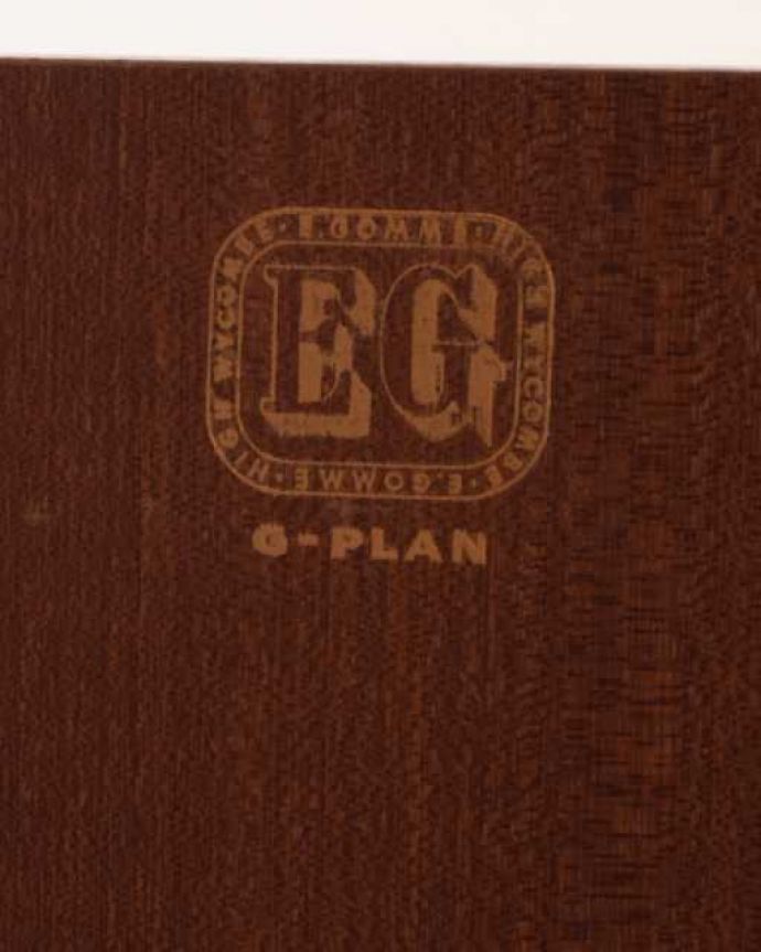 G-PLAN(Gプラン) アンティーク家具 一台で3役!とってもめずらしいG-PLANのヴィンテージキャビネット(ワードローブ)。安心の証1952~1965年の間に作られた家具に使われているロゴが残っていました。(k-2728-f)