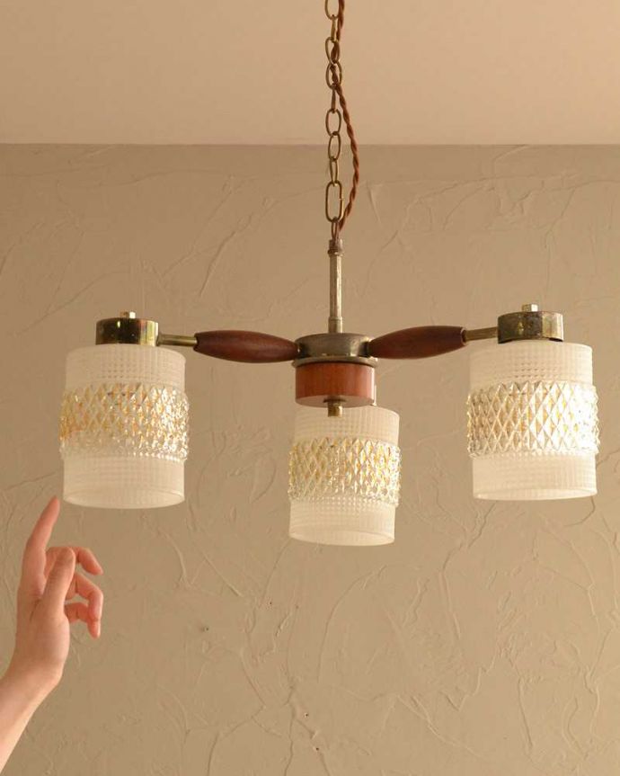 チェア　照明・ライティング　イギリスで見つけた木製×ガラスシェードのアンティークシャンデリア(3灯)(E17シャンデリア電球付)。。(k-2728-z)