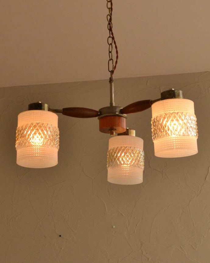 チェア　照明・ライティング　イギリスで見つけた木製×ガラスシェードのアンティークシャンデリア(3灯)(E17シャンデリア電球付)。。(k-2728-z)