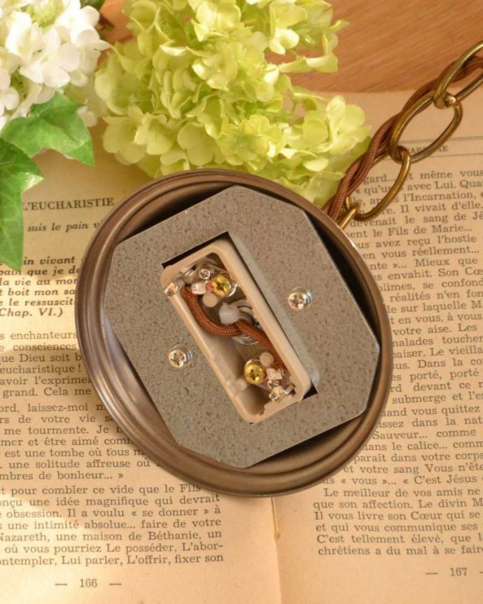 チェア　照明・ライティング　イギリスで見つけた木製×ガラスシェードのアンティークシャンデリア(3灯)(E17シャンデリア電球付)。引っ掛けタイプです自分でも取り付け出来る引っ掛けシーリング仕様で加工してあります。(k-2728-z)