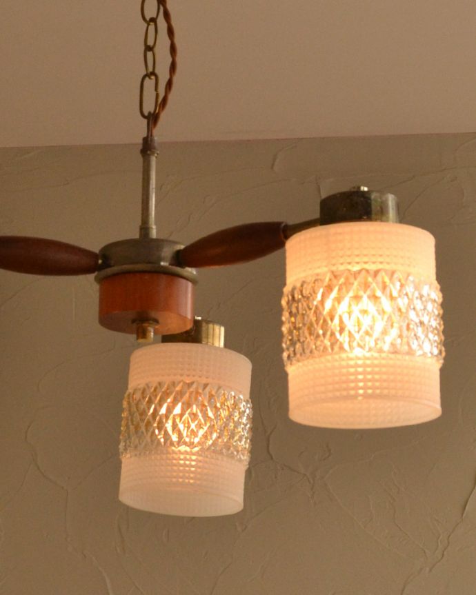 チェア　照明・ライティング　イギリスで見つけた木製×ガラスシェードのアンティークシャンデリア(3灯)(E17シャンデリア電球付)。。(k-2728-z)