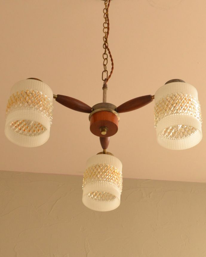 チェア　照明・ライティング　イギリスで見つけた木製×ガラスシェードのアンティークシャンデリア(3灯)(E17シャンデリア電球付)。。(k-2728-z)