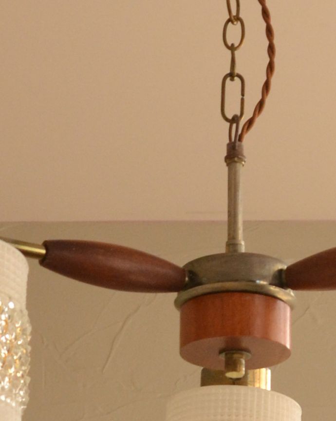 チェア　照明・ライティング　イギリスで見つけた木製×ガラスシェードのアンティークシャンデリア(3灯)(E17シャンデリア電球付)。。(k-2728-z)