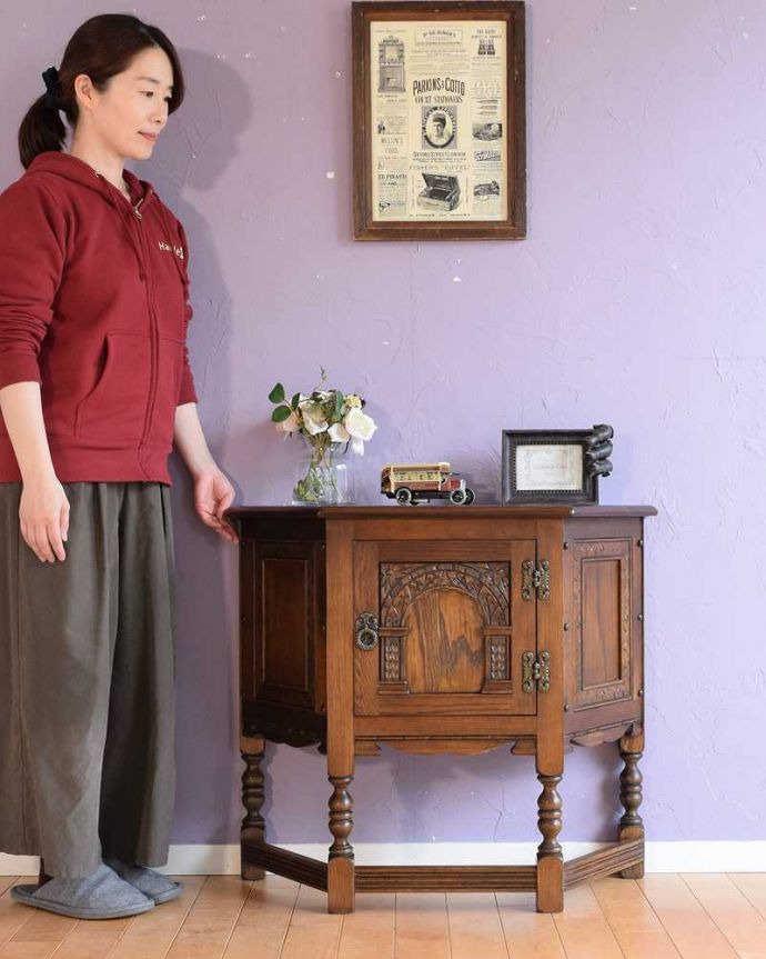 アンティークのキャビネット アンティーク家具 扉の彫りがキレイな英国アンティーク家具、ペディスタルカップボード。落ち着いた英国アンティークの雰囲気漂うキャビネット英国らしい落ち着いた雰囲気。(k-2729-f)