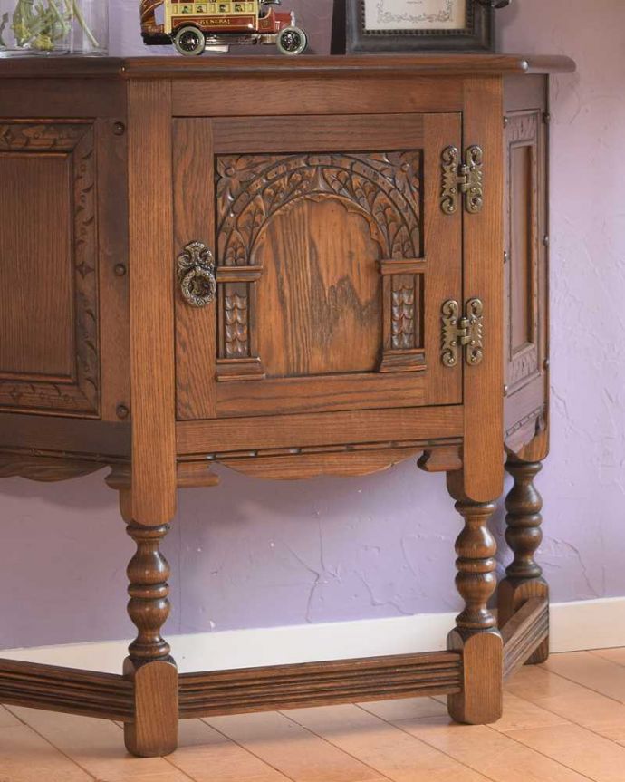 アンティークのキャビネット アンティーク家具 扉の彫りがキレイな英国アンティーク家具、ペディスタルカップボード。キレイに修復しましたこのタイプの修復には自信があります!専門の職人がしっかりお直ししたので安心してお使い下さい。(k-2729-f)