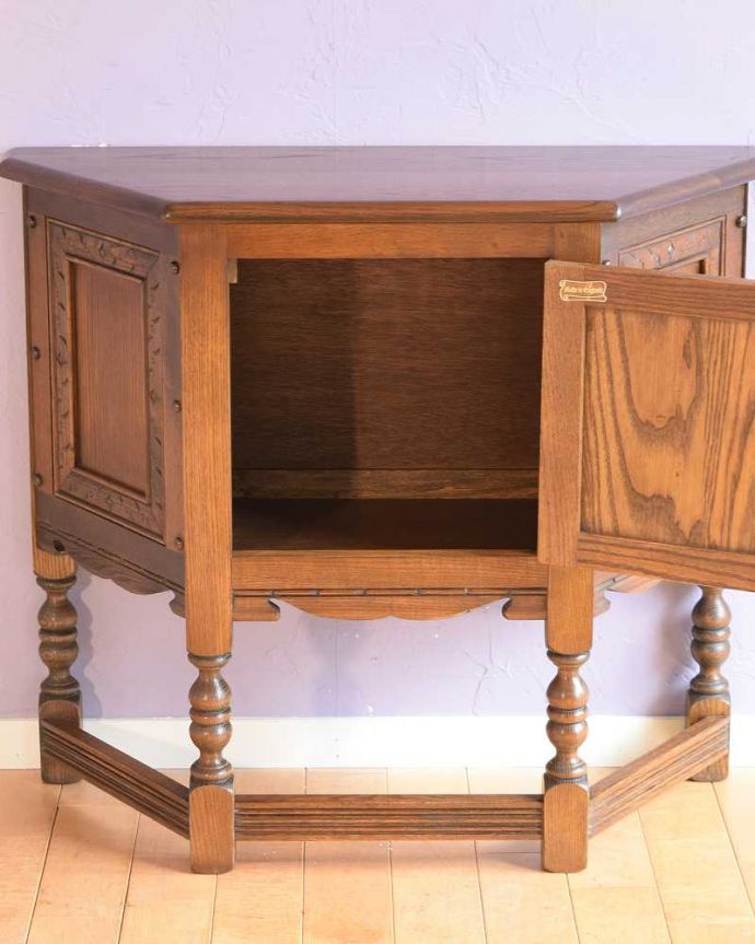 アンティークのキャビネット アンティーク家具 扉の彫りがキレイな英国アンティーク家具、ペディスタルカップボード。扉の中を見てみると・・・しっかり収納して扉を閉めれば中身が見えません!いつでもお部屋はピッカピカです。(k-2729-f)