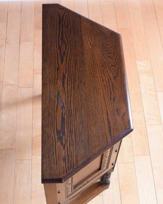 アンティークのキャビネット アンティーク家具 扉の彫りがキレイな英国アンティーク家具、ペディスタルカップボード。上から見てるとこんな形のキャビネットです。(k-2729-f)