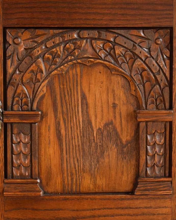 アンティークのキャビネット アンティーク家具 扉の彫りがキレイな英国アンティーク家具、ペディスタルカップボード。惚れ惚れする彫の美しさこんなに堅い無垢材に一体どうやって彫ったんだろう?と不思議になるくらいアンティークらしく細かい彫りは眺めているだけでうっとりする美しさです。(k-2729-f)